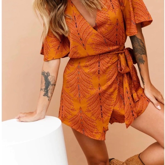 Sage + Paige mustard wrap‎ romper lightweight satin floral leaf motif. Size XL - Picture 1 of 13